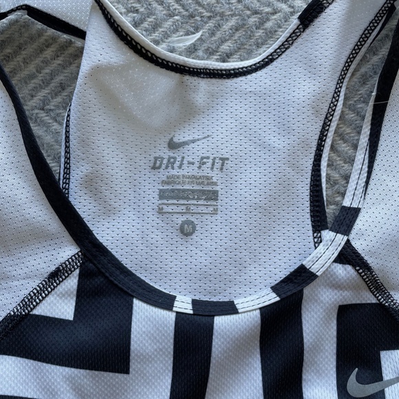 Nike Dri-Fit Tank Top - Size M (black and white) - Picture 3 of 3
